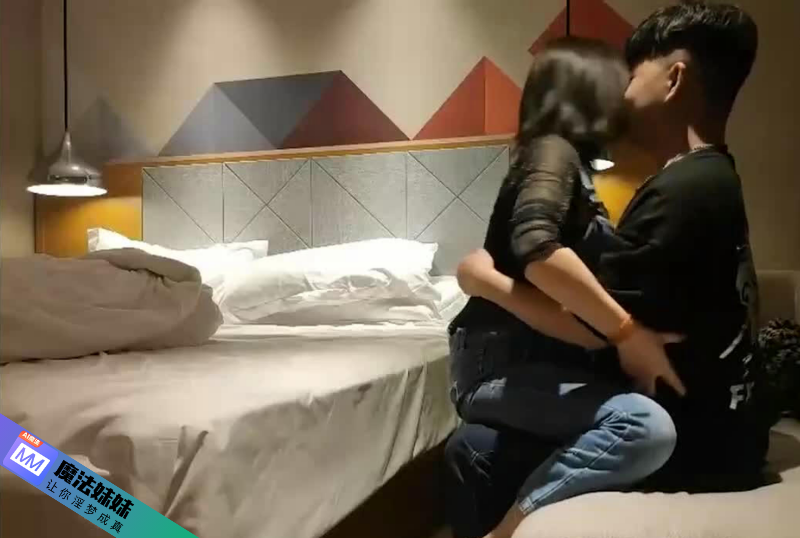 約炮極品美女 伸進內褲摸逼 妹子呻吟連連妞夠騷 抽插操的很盡興 多種姿勢換著操.png