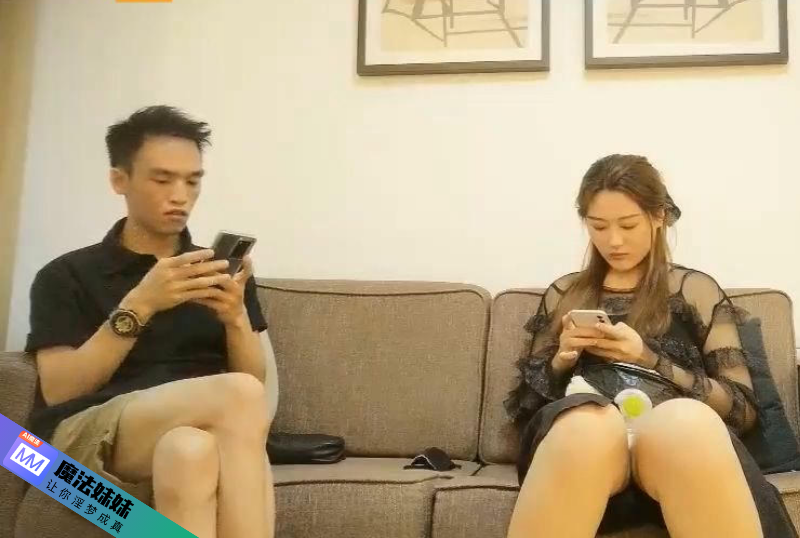 肉肉身材漂亮妹子，脫光光舔逼調情張開雙腿摸逼，再到床上口交騎乘後人.png