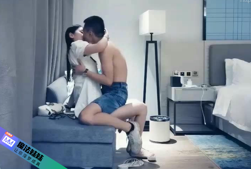 約了個白衣苗條妹子TP啪啪，沙發舌吻互摸69口交抽插猛操，呻吟嬌喘非常誘人.png