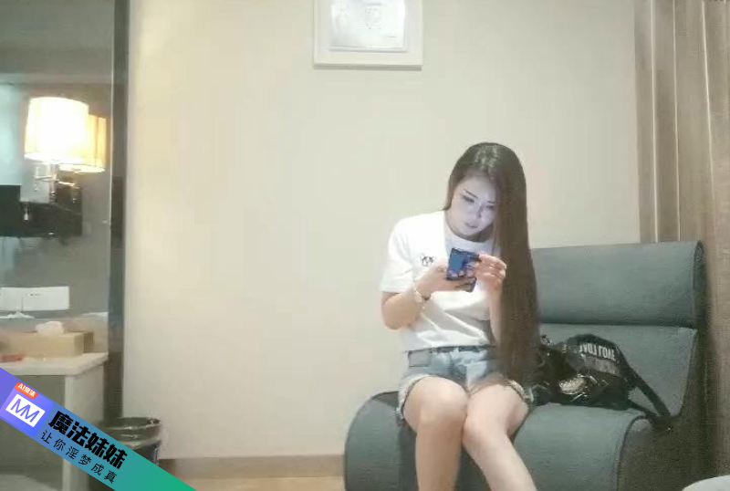 嫖娼找了個高端外圍長發女神,非常熱情脫衣開場,吃著雞巴被扒光從沙發幹到床上,花樣多高潮不斷.png