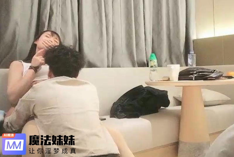 探花約了個白色高靴萌妹子啪啪,近距離拍攝張開雙腿抹上潤滑油猛操.png